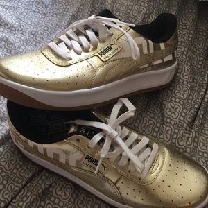 New gold pumas